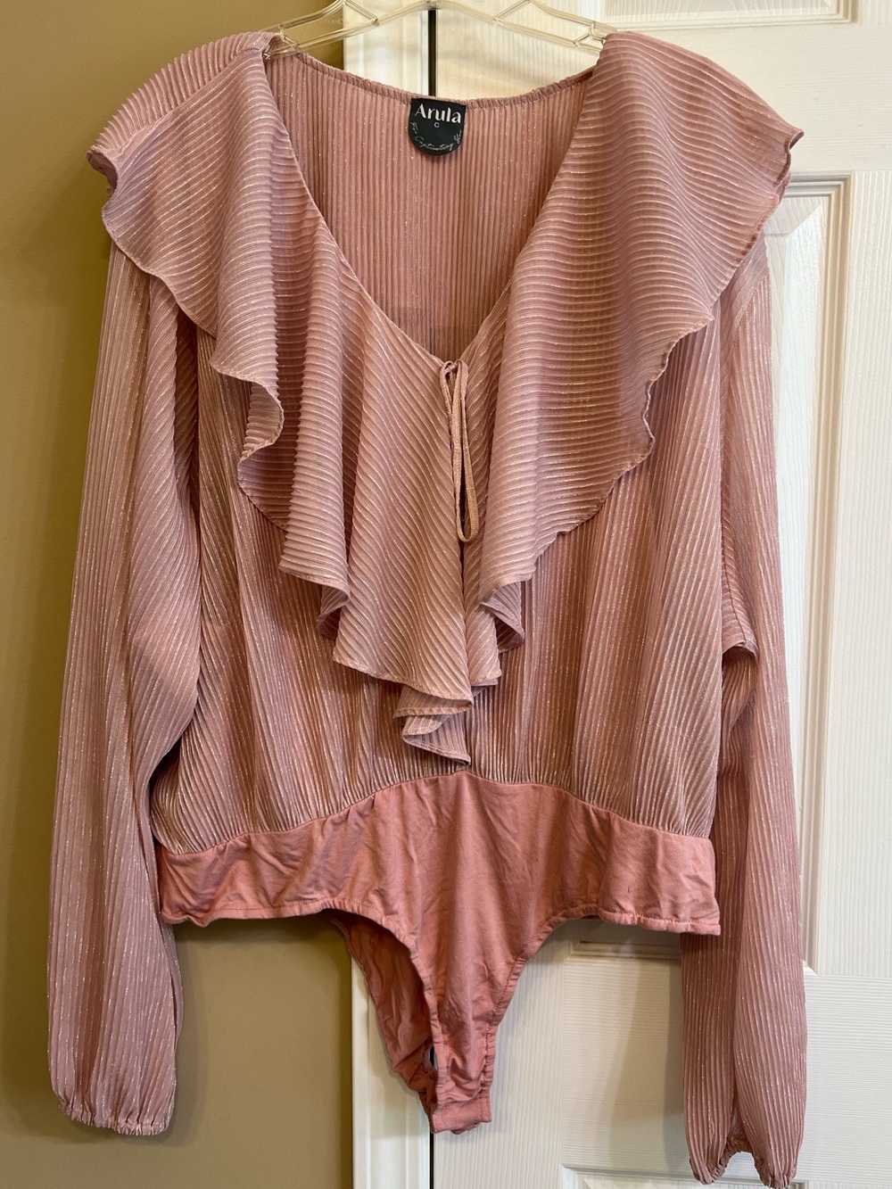 ARULA Dusty Rose Ruffle V-Neck Bodysuit, Great used condition. Size C/22-24